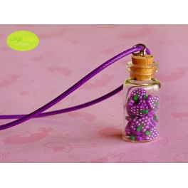 Colgante de botellita con moras Colgante de botellita con moras
