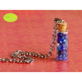 Colgante de botellita alta con perlitas de vidrio azules Colgante de botellita alta con perlitas de vidrio azules